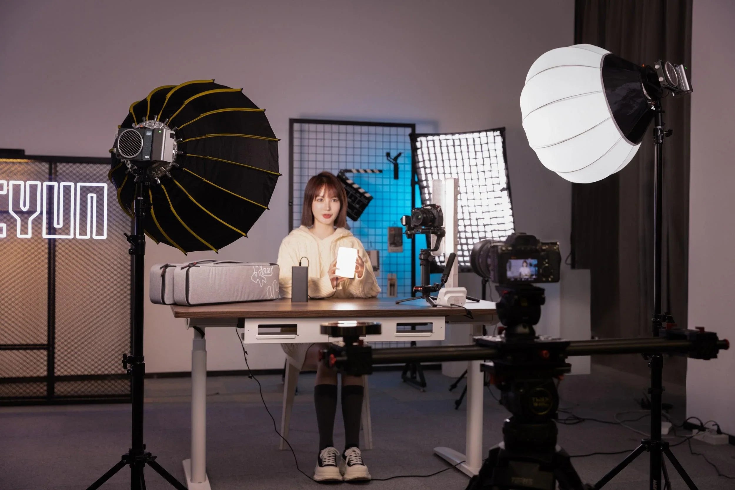 ZHIYUN MOLUS X100 100W Bi-Color LED Video Light - Vitopal